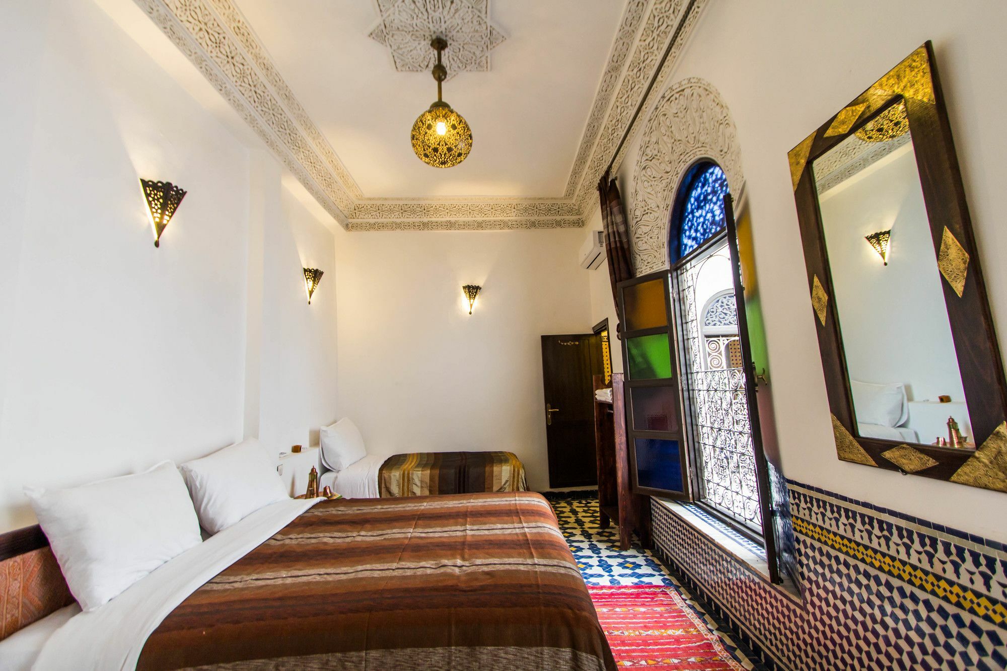 Riad Taha เฟส ภายนอก รูปภาพ